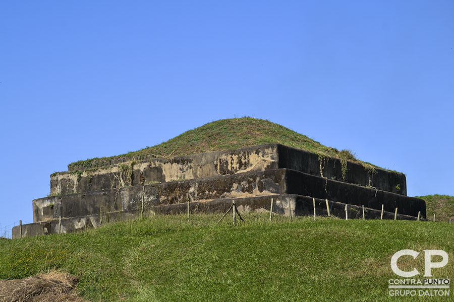 San Andrés es un sitio maya prehispánico de El Salvador, cuya larga ocupación se inició alrededor del año 900 AdeC, como un pueblo agrÃ­cola en el valle de Zapotitán del departamento de La Libertad, al noroeste de San Salvador.