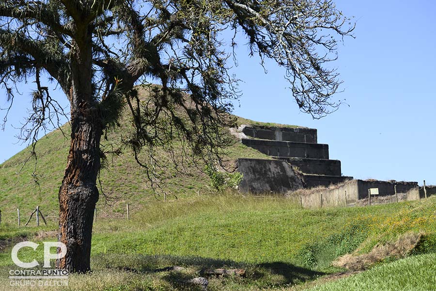 San Andrés es un sitio maya prehispánico de El Salvador, cuya larga ocupación se inició alrededor del año 900 AdeC, como un pueblo agrÃ­cola en el valle de Zapotitán del departamento de La Libertad, al noroeste de San Salvador.