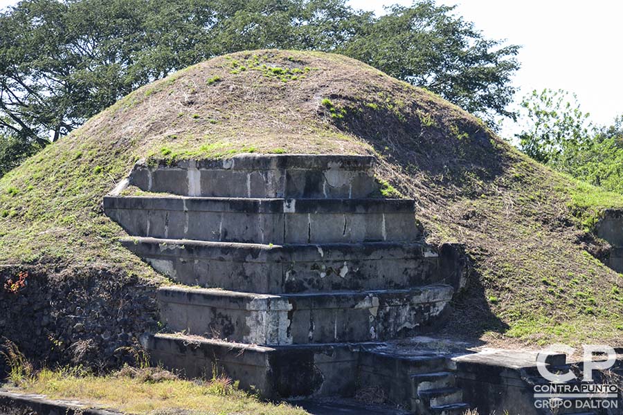 San Andrés es un sitio maya prehispánico de El Salvador, cuya larga ocupación se inició alrededor del año 900 AdeC, como un pueblo agrÃ­cola en el valle de Zapotitán del departamento de La Libertad, al noroeste de San Salvador.