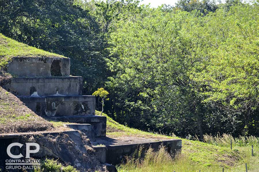 San Andrés es un sitio maya prehispánico de El Salvador, cuya larga ocupación se inició alrededor del año 900 AdeC, como un pueblo agrÃ­cola en el valle de Zapotitán del departamento de La Libertad, al noroeste de San Salvador.