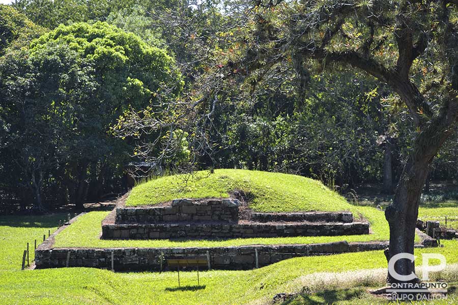 San Andrés es un sitio maya prehispánico de El Salvador, cuya larga ocupación se inició alrededor del año 900 AdeC, como un pueblo agrÃ­cola en el valle de Zapotitán del departamento de La Libertad, al noroeste de San Salvador.