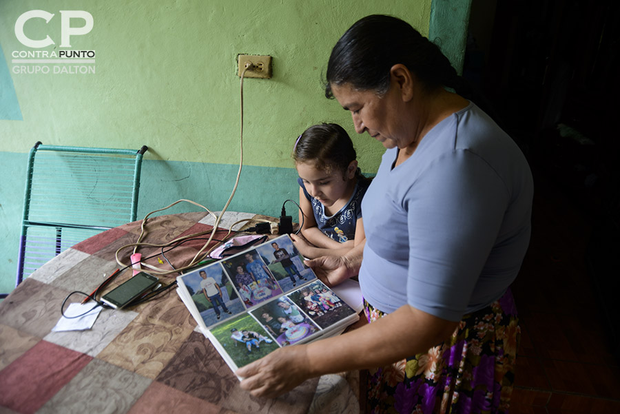 El pasado 8 de enero Estados Unidos canceló el TPS a El Salvador. Los salvadoreños amparados al programa tienen 18 meses para resolver su estatus migratorio. Familiares sufren la angustia de una inminente deportación del paÃ­s norteamericano.