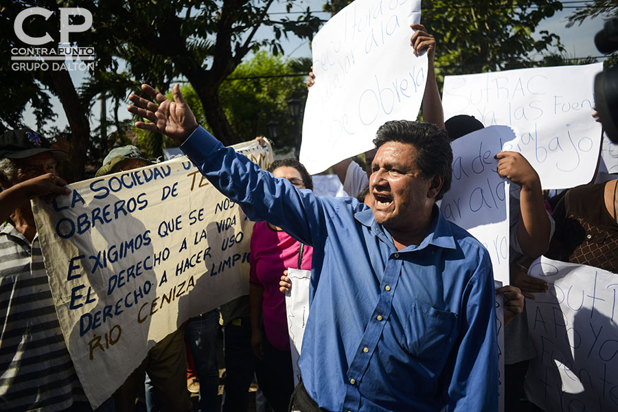Habitantes a favor y en contra de la construcción de la urbanización Las Victorias ( Acrópoli),  protestaron a las afueras del juzgado de paz de Nahuilingo, lugar donde se realizó una audiencia en contra de la empresa constructora Fénix, por los daños en el sitio Tacuscalco.