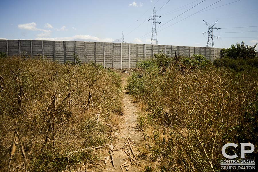 Una parte de la construcción de la urbanización Acrópoli en Nahuilingo, Sonsonate, destruyó parte del patrimonio indÃ­gena de Cacuscalco. Son cuatro las órdenes para detener las obras de construcción y un juicio en contra de la empresa Fénix que no ha acatado los mandatos de frenar los daños irreparables en el patrimonio de la zona.