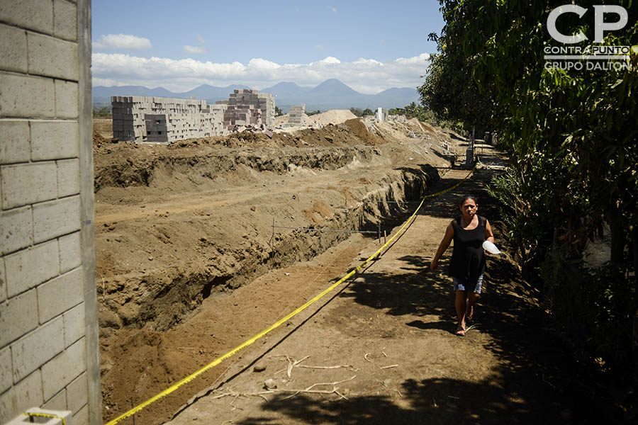 Una parte de la construcción de la urbanización Acrópoli en Nahuilingo, Sonsonate, destruyó parte del patrimonio indÃ­gena de Cacuscalco. Son cuatro las órdenes para detener las obras de construcción y un juicio en contra de la empresa Fénix que no ha acatado los mandatos de frenar los daños irreparables en el patrimonio de la zona.