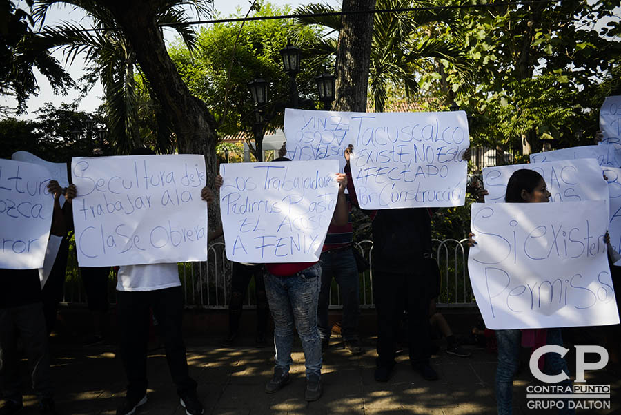 Supuestos habitantes de la zona y trabajadores de la empresa Fénix protestaron a las afueras del juzgado de paz de Nahuilingo, lugar en que se realizaba la audiencia en contra de la constructora.