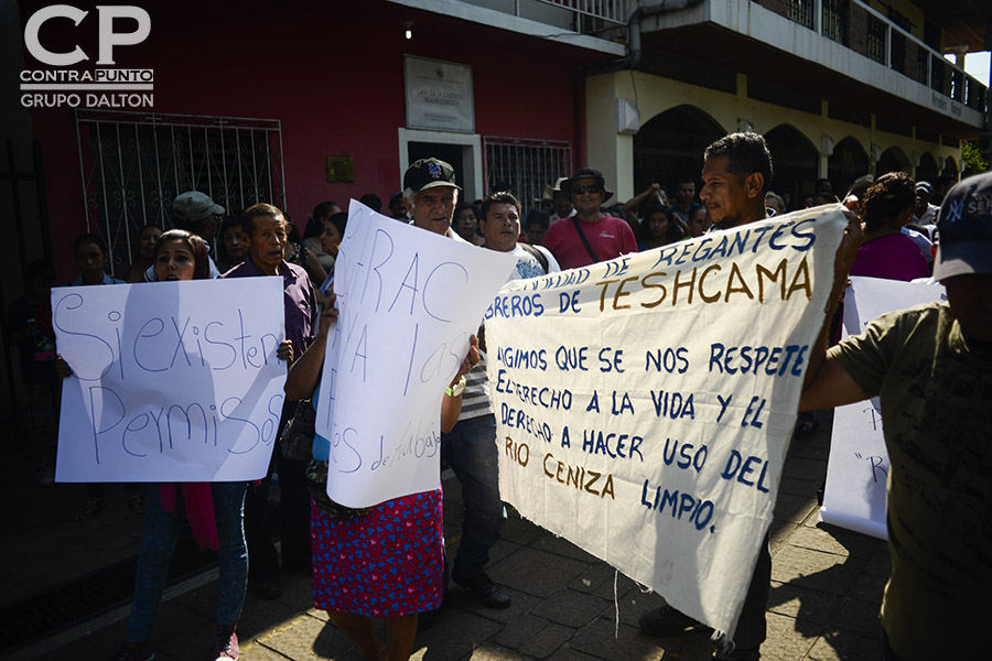 Habitantes a favor y en contra de la construcción de la urbanización Las Victorias ( Acrópoli),  protestaron a las afueras del juzgado de paz de Nahuilingo, lugar donde se realizó una audiencia en contra de la empresa constructora Fénix, por los daños en el sitio Tacuscalco.