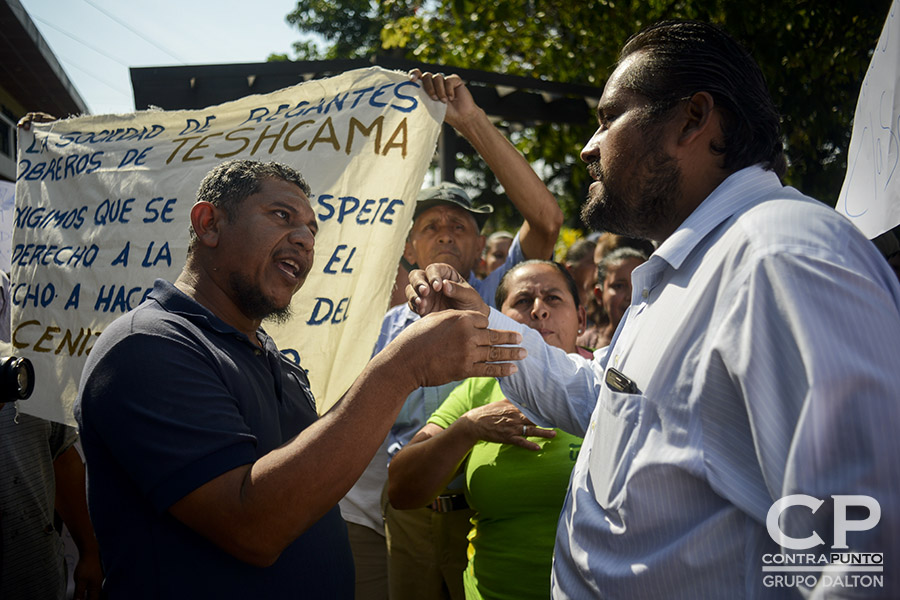 Un habitante de Nahulingo discute con el representante de los trabajadores de la empresa Fénix. Habitantes a favor y en contra de la construcción de la urbanización Las Victorias ( Acrópoli),  protestaron a las afueras del juzgado de paz de Nahuilingo, lugar donde se realizó una audiencia en contra de la empresa constructora Fénix, por los daños en el sitio Tacuscalco.