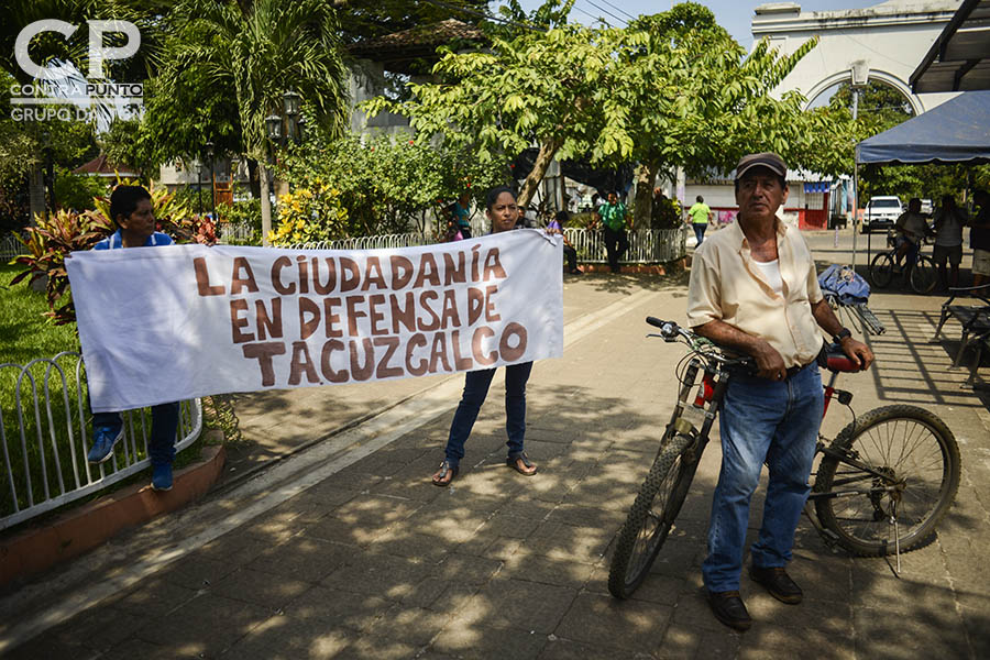 Habitantes a favor y en contra de la construcción de la urbanización Las Victorias ( Acrópoli),  protestaron a las afueras del juzgado de paz de Nahuilingo, lugar donde se realizó una audiencia en contra de la empresa constructora Fénix, por los daños en el sitio Tacuscalco.