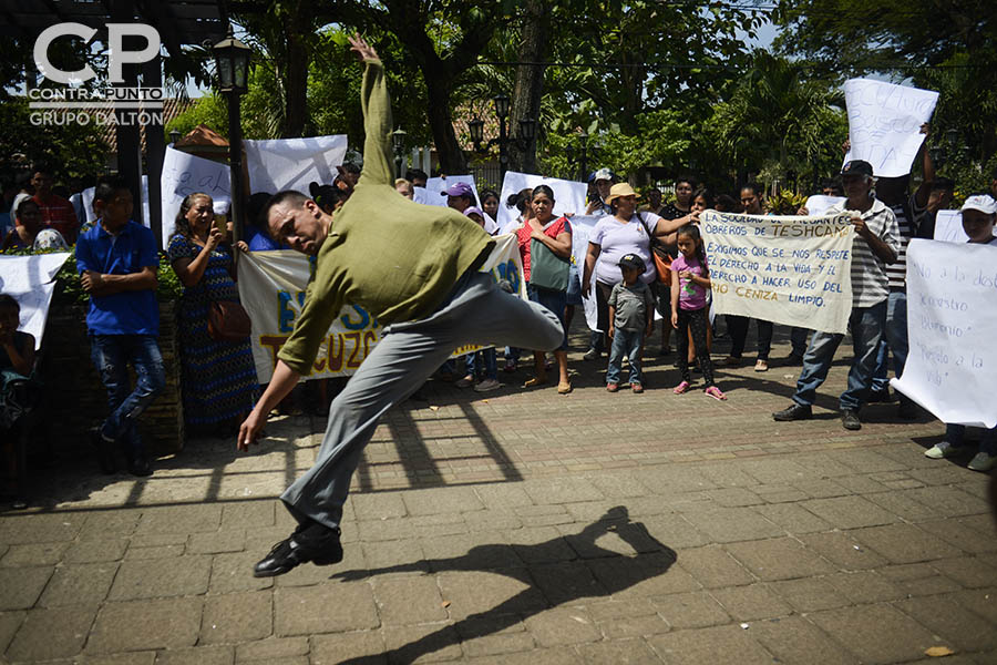 Habitantes a favor y en contra de la construcción de la urbanización Las Victorias ( Acrópoli),  protestaron a las afueras del juzgado de paz de Nahuilingo, lugar donde se realizó una audiencia en contra de la empresa constructora Fénix, por los daños en el sitio Tacuscalco.