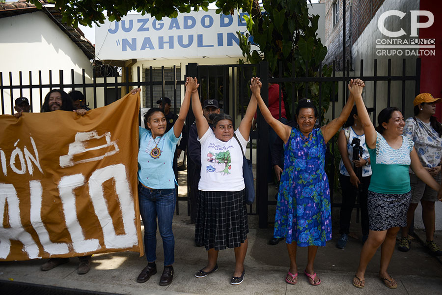 Habitantes a favor y en contra de la construcción de la urbanización Las Victorias ( Acrópoli),  protestaron a las afueras del juzgado de paz de Nahuilingo, lugar donde se realizó una audiencia en contra de la empresa constructora Fénix, por los daños en el sitio Tacuscalco.