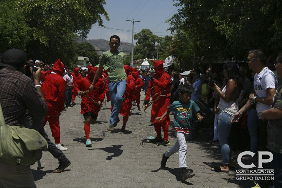 En el municipio de Texistepeque, Santa Ana, cada Lunes Santo un grupo de lugareños vestidos de traje rojo, personificando a demonios salen a las calles a limpiar los pecados a latigazos, en una tradición de la Semana Mayor.