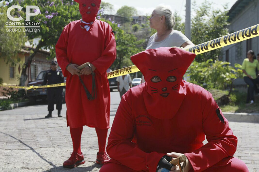 En el municipio de Texistepeque, Santa Ana, cada Lunes Santo un grupo de lugareños vestidos de traje rojo, personificando a demonios salen a las calles a limpiar los pecados a latigazos, en una tradición de la Semana Mayor.