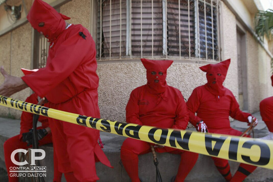 En el municipio de Texistepeque, Santa Ana, cada Lunes Santo un grupo de lugareños vestidos de traje rojo, personificando a demonios salen a las calles a limpiar los pecados a latigazos, en una tradición de la Semana Mayor.