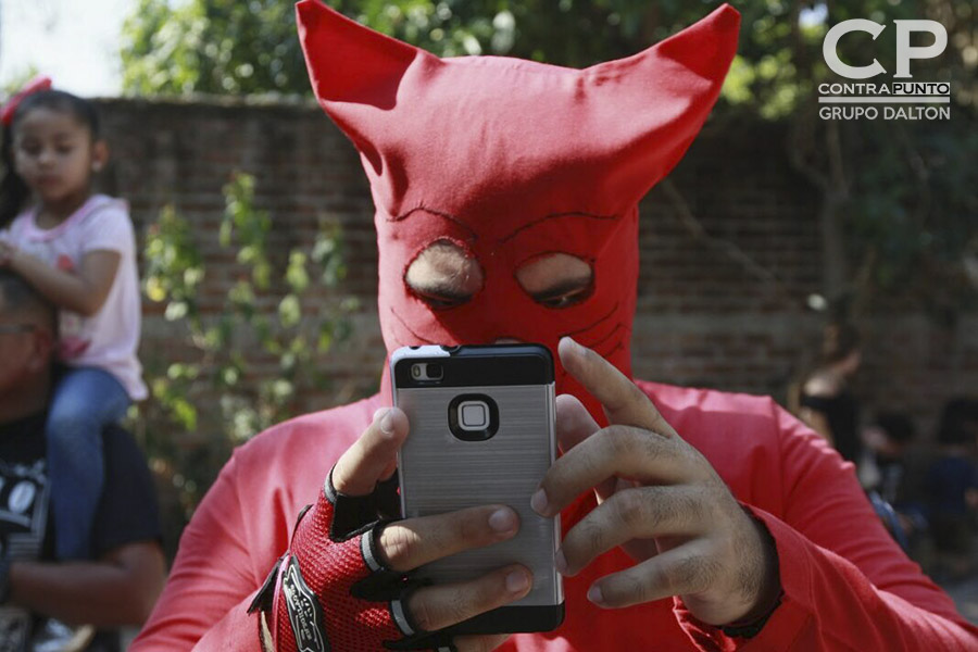 En el municipio de Texistepeque, Santa Ana, cada Lunes Santo un grupo de lugareños vestidos de traje rojo, personificando a demonios salen a las calles a limpiar los pecados a latigazos, en una tradición de la Semana Mayor.