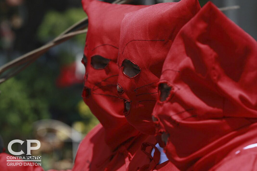 En el municipio de Texistepeque, Santa Ana, cada Lunes Santo un grupo de lugareños vestidos de traje rojo, personificando a demonios salen a las calles a limpiar los pecados a latigazos, en una tradición de la Semana Mayor.