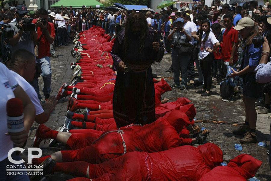 En el municipio de Texistepeque, Santa Ana, cada Lunes Santo un grupo de lugareños vestidos de traje rojo, personificando a demonios salen a las calles a limpiar los pecados a latigazos, en una tradición de la Semana Mayor.