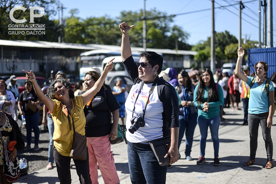 Organizaciones feministas apoyaron a Teodora en las afueras del centro judicial