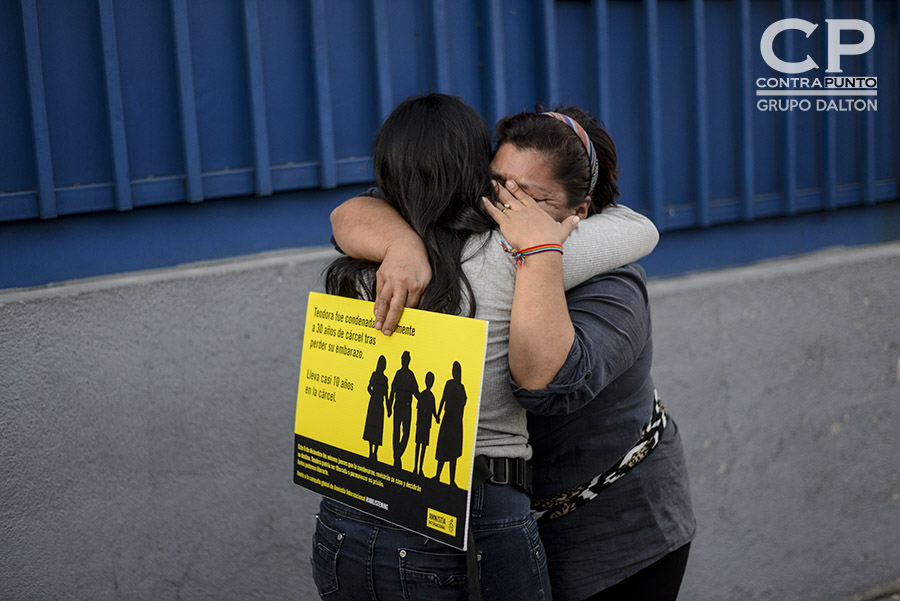 Dos mujeres lloran luego de que el Tribunal Segundo de Sentencia de San Salvador confirmara la sentencia de 30 años a Teodora Vásquez por el delito de Homicidio Agravado en prejuicio de su hijo, tras sufrir un parto intempestivo en 2007.