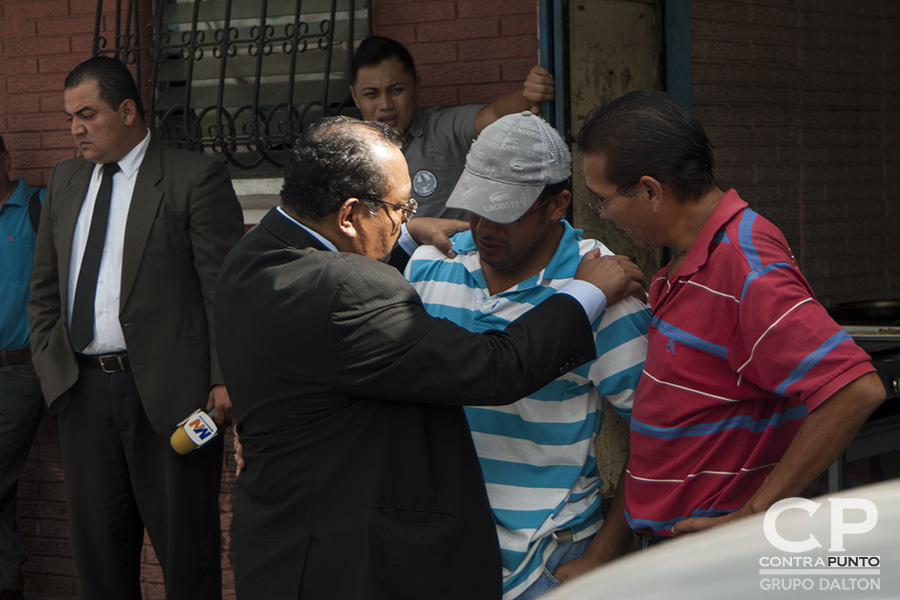 Roberto Hugo Preza, director de noticieros Megavisión, lugar donde trabajaba la vÃctima, abraza a familiares de Rivas.