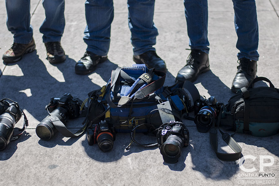 Periodistas de diferentes medios realizaron una concentración en la plaza Salvador del Mundo para exigir el cese a la violencia.