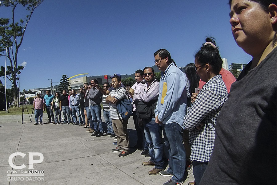 Periodistas de diferentes medios realizaron una concentración en la plaza Salvador del Mundo para exigir el cese a la violencia.