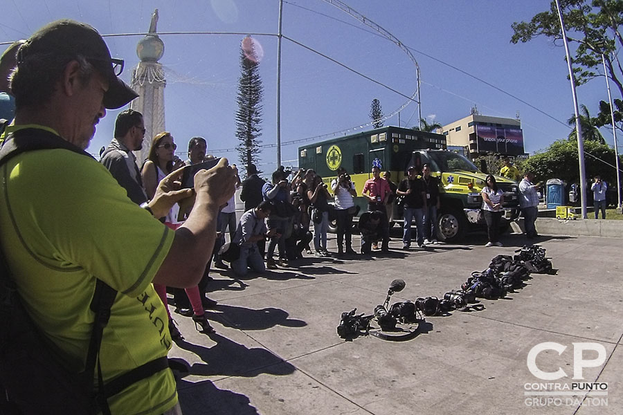 Periodistas de diferentes medios realizaron una concentración en la plaza Salvador del Mundo para exigir el cese a la violencia.