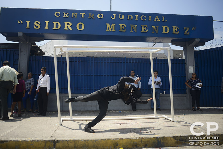 El colectivo los Siempre Sospechosos de Todo realizaron un performance a las afueras del Centro Judicial Isidro Menéndez en apoyo a Daniel Alemán, que enfrenta el juicio por extorsión al que se le implica junto con seis acusados más, en un delito por el que fue intimado mientras se encontraba preso luego de que dos agentes policiales le implantaran droga.