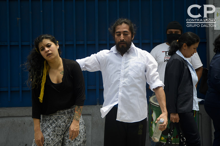El colectivo los Siempre Sospechosos de Todo realizaron un performance a las afueras del Centro Judicial Isidro Menéndez en apoyo a Daniel Alemán, que enfrenta el juicio por extorsión al que se le implica junto con seis acusados más, en un delito por el que fue intimado mientras se encontraba preso luego de que dos agentes policiales le implantaran droga.