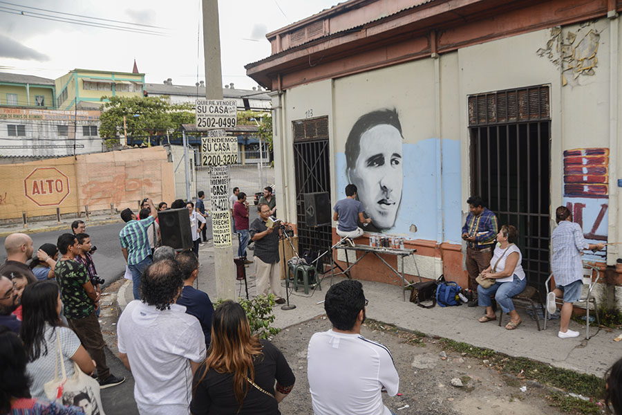 Artistas salvadoreños conmemoraron el 42 aniversario del asesinato del poeta Roque Dalton con una actividad cultural realizada en la casa donde creció junto a su madre.