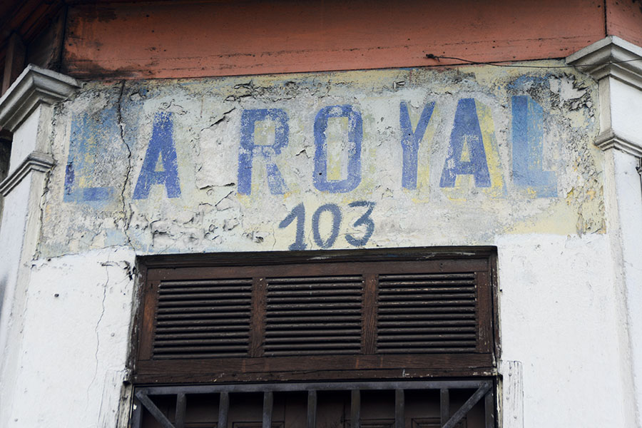 La casa, número 103, ubicada entre la avenida Monseñor Oscar Arnulfo Romero y la calle 5 de Noviembre,  era donde vivió sus primeros años de vida Roque Antonio Dalton GarcÃ­a (1935-1975), junto a su madre, que era propietaria de la tienda llamada 