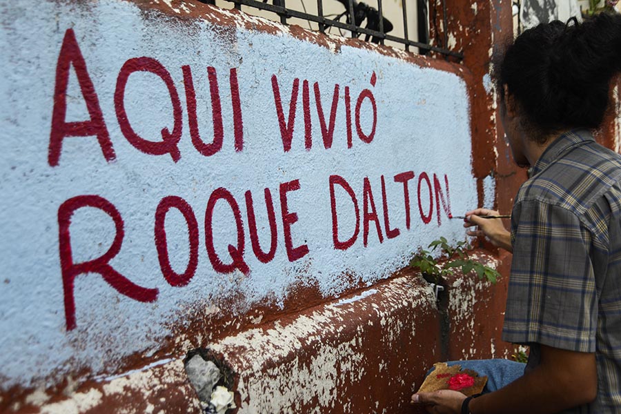 La casa, número 103, ubicada entre la avenida Monseñor Oscar Arnulfo Romero y la calle 5 de Noviembre, era donde vivió sus primeros años de vida Roque Antonio Dalton GarcÃa (1935-1975), junto a su madre, que era propietaria de la tienda llamada