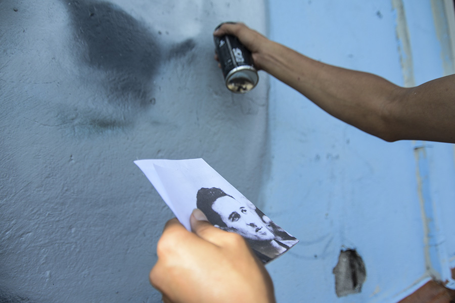 Artistas salvadoreños conmemoraron el 42 aniversario del asesinato del poeta Roque Dalton con una actividad cultural realizada en la casa donde creció junto a su madre.