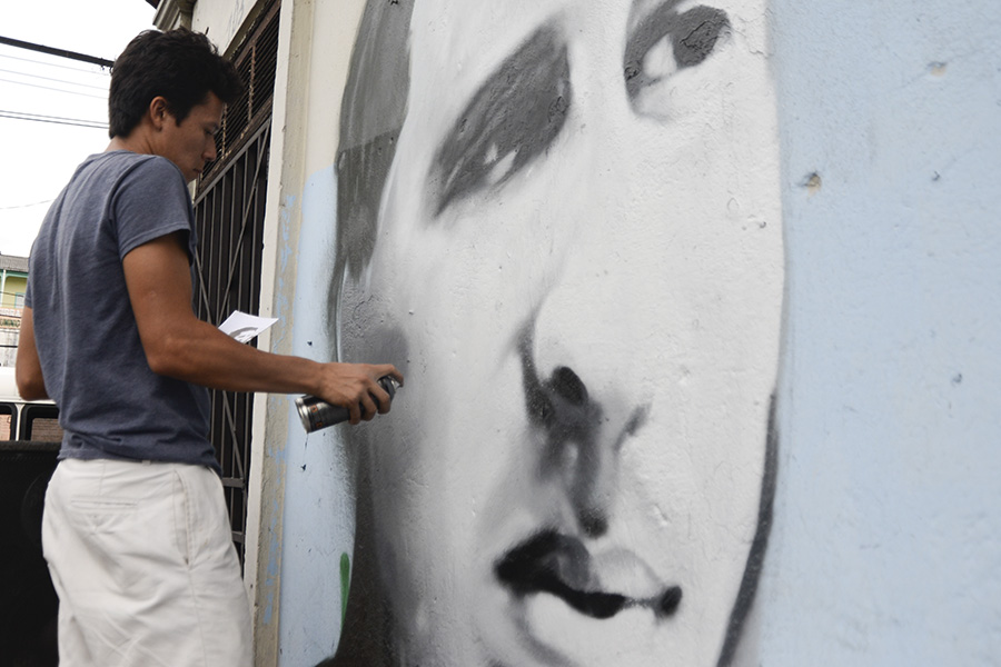 Artistas salvadoreños conmemoraron el 42 aniversario del asesinato del poeta Roque Dalton con una actividad cultural realizada en la casa donde creció junto a su madre.