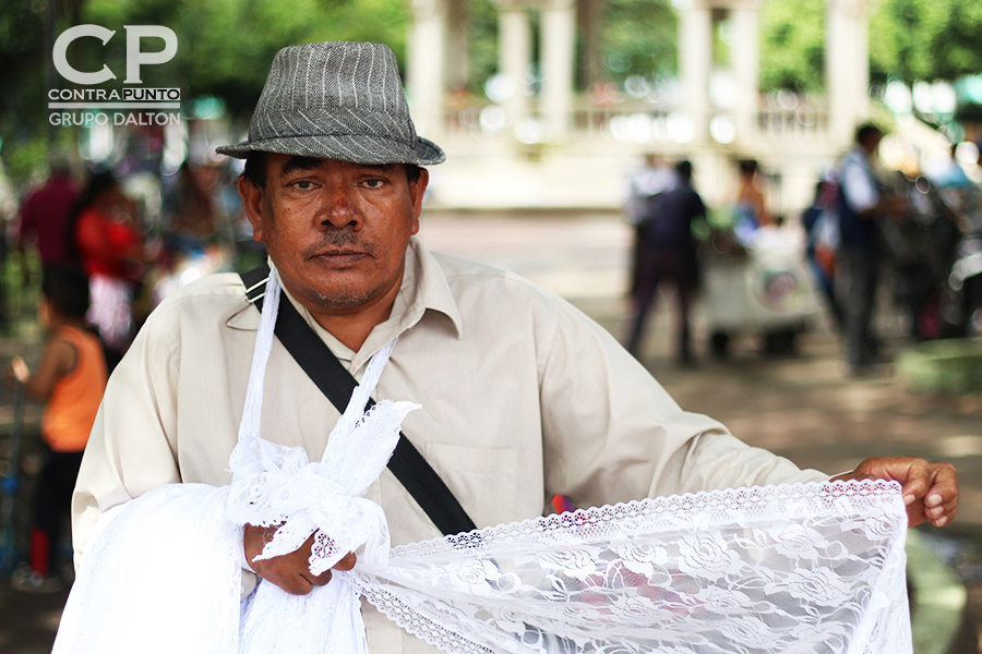 Don Miguel Ãngel comercializa velos en las afueras del mercado de Santa Tecla, está ahà todos los dÃas desde las 5 de la mañana.