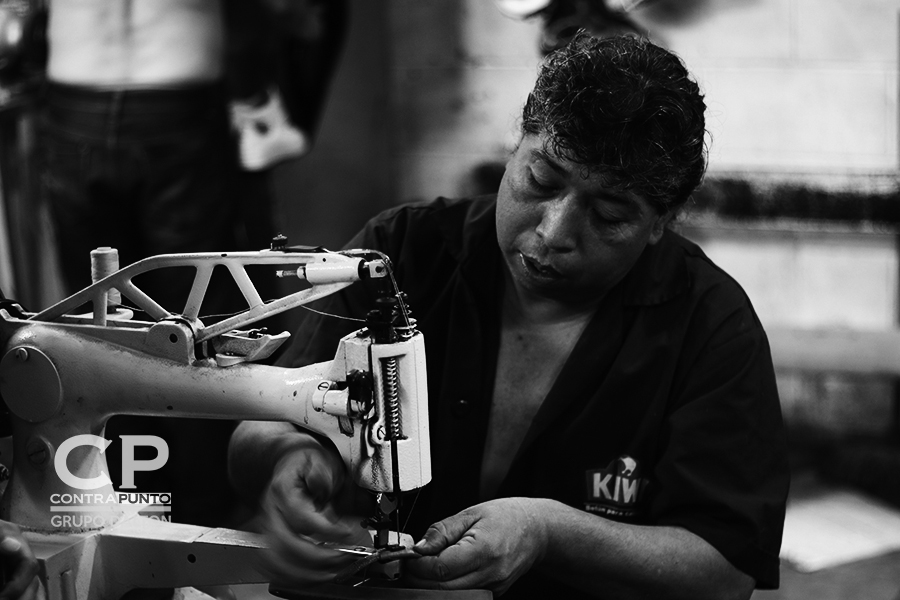 César Cabrera, quien tiene su puesto dentro del mercado, tiene 26 años trabajando como zapatero.