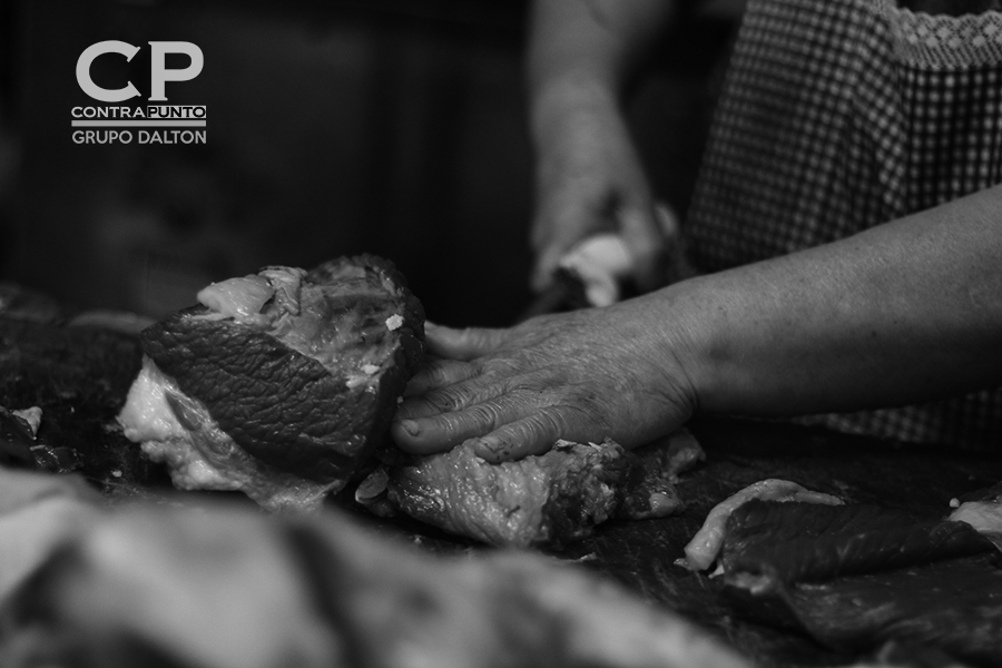 La práctica de 35 años, ha hecho que sus manos se muevan como en una coreografÃa a la hora de cortar la carne.