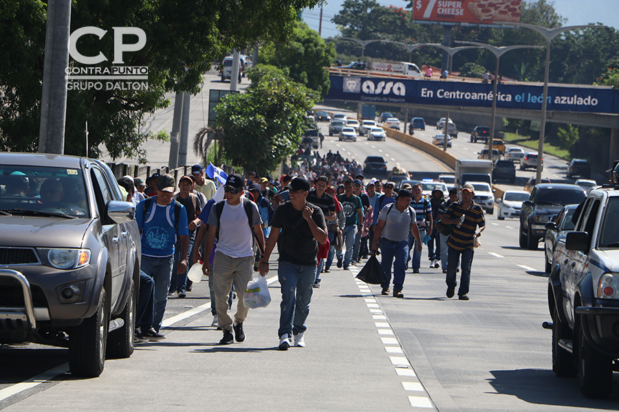 Por la mañana cientos de personas comenzaron el camino, su destino: 