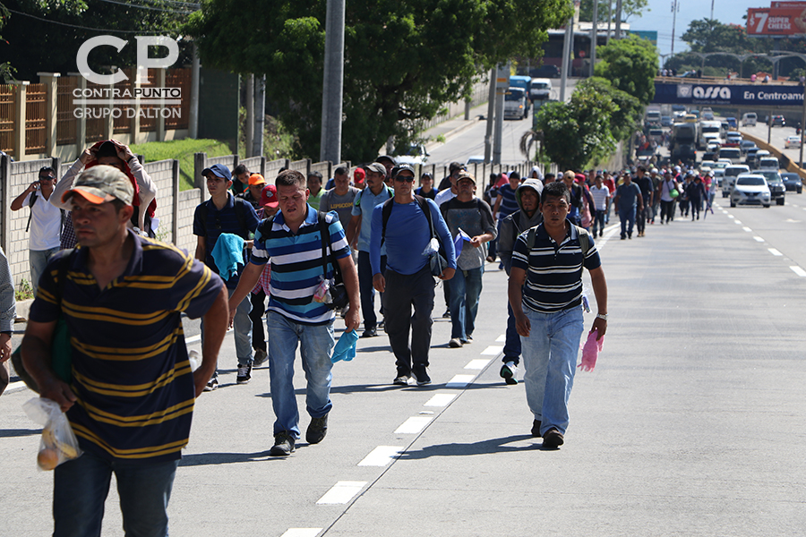 Por la mañana cientos de personas comenzaron el camino, su destino: 