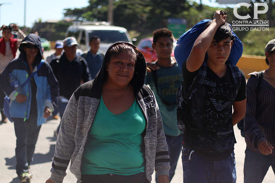 Algunos van acompañados, otros van sólo con su fe