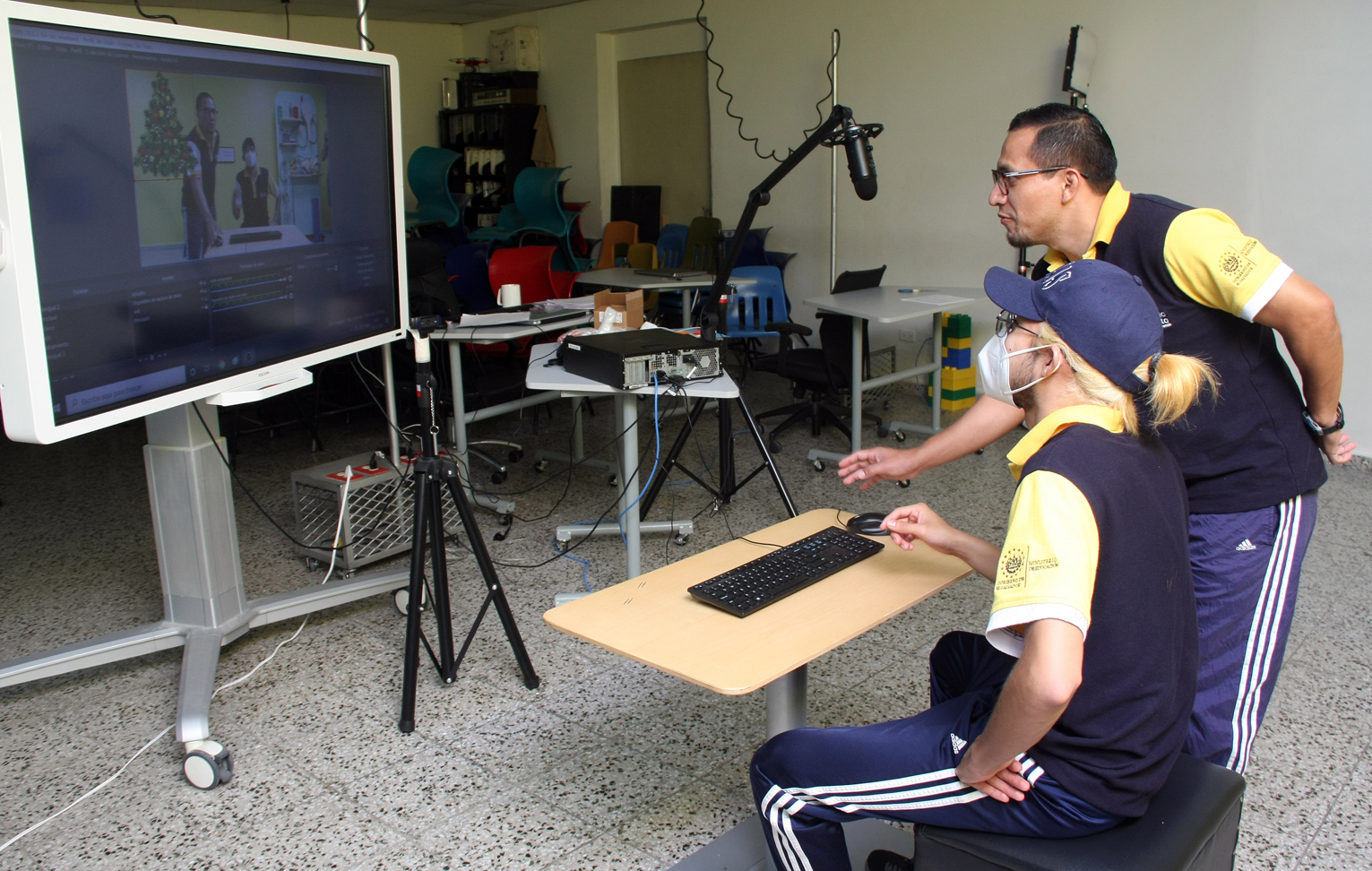 Cualquier ser humano diría, que hacer un programa educativo de país, solo es de hablar pajas, como dice el buen Salvadoreño y hacerle creer al público desde la publicidad, que todo es fácil, no es así, todo es un paso a paso.