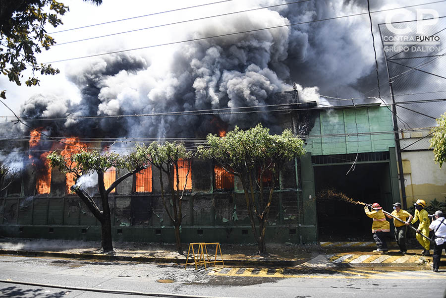 Un voraz incendio destruyó el  centro de desarrollo Integral Sala Cuna Externa, ubicado sobre la 9a. Calle Oriente y Avenida Cuscatancingo, junto a la AlcaldÃ­a de San Salvador. 125 niños y no menos de 20 personas que trabajaban en la guarderÃ­a fueron evacuadas, sin que se registraran vÃ­ctimas.