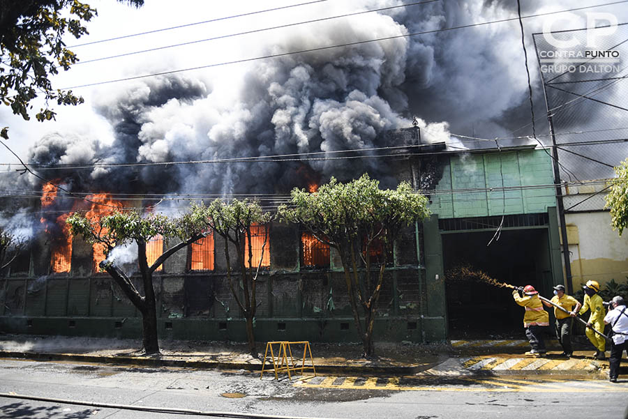 Un voraz incendio destruyó el centro de desarrollo Integral Sala Cuna Externa, ubicado sobre la 9a. Calle Oriente y Avenida Cuscatancingo, junto a la AlcaldÃa de San Salvador. 125 niños y no menos de 20 personas que trabajaban en la guarderÃa fueron evacuadas, sin que se registraran vÃctimas.