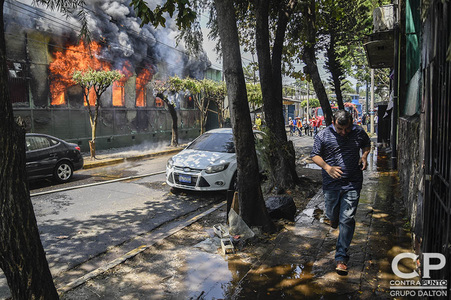 Un voraz incendio destruyó el centro de desarrollo Integral Sala Cuna Externa, ubicado sobre la 9a. Calle Oriente y Avenida Cuscatancingo, junto a la AlcaldÃa de San Salvador. 125 niños y no menos de 20 personas que trabajaban en la guarderÃa fueron evacuadas, sin que se registraran vÃctimas.