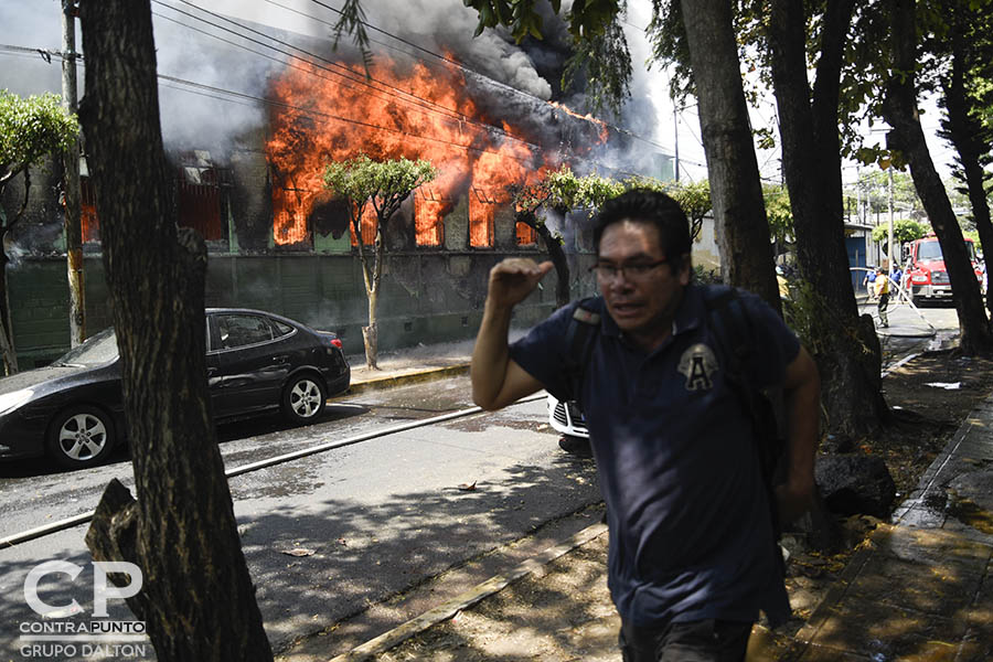 Un voraz incendio destruyó el centro de desarrollo Integral Sala Cuna Externa, ubicado sobre la 9a. Calle Oriente y Avenida Cuscatancingo, junto a la AlcaldÃa de San Salvador. 125 niños y no menos de 20 personas que trabajaban en la guarderÃa fueron evacuadas, sin que se registraran vÃctimas.