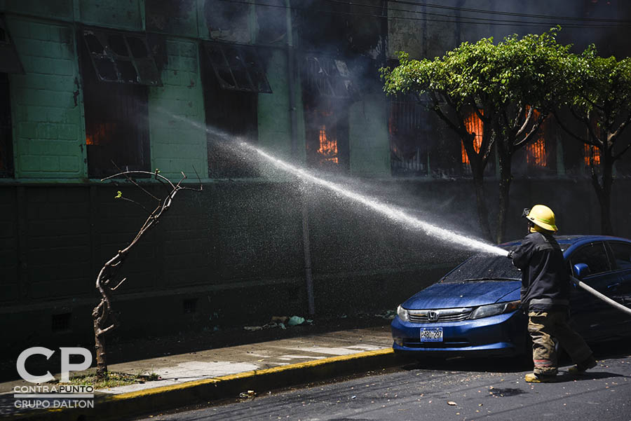 Un voraz incendio destruyó el centro de desarrollo Integral Sala Cuna Externa, ubicado sobre la 9a. Calle Oriente y Avenida Cuscatancingo, junto a la AlcaldÃa de San Salvador. 125 niños y no menos de 20 personas que trabajaban en la guarderÃa fueron evacuadas, sin que se registraran vÃctimas.