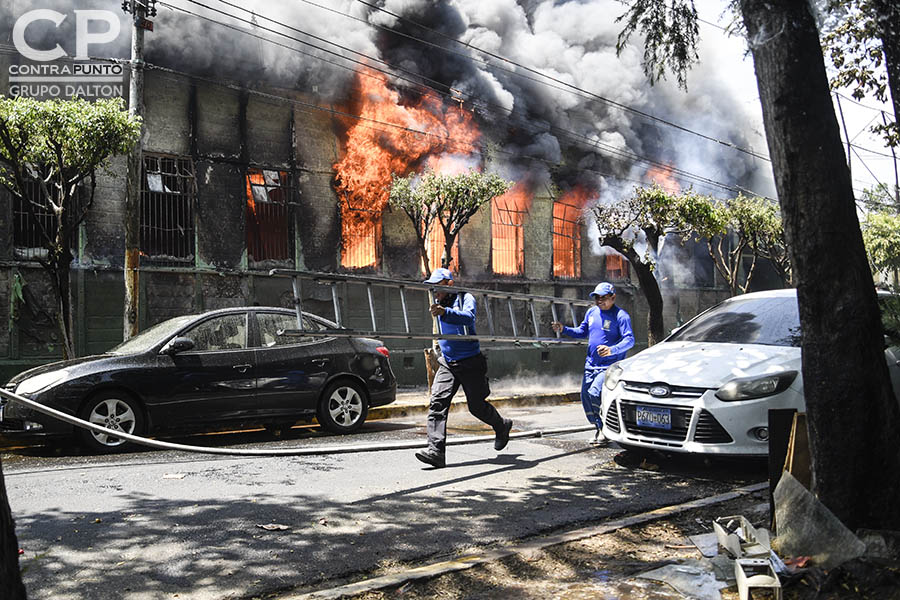 Un voraz incendio destruyó el  centro de desarrollo Integral Sala Cuna Externa, ubicado sobre la 9a. Calle Oriente y Avenida Cuscatancingo, junto a la AlcaldÃ­a de San Salvador. 125 niños y no menos de 20 personas que trabajaban en la guarderÃ­a fueron evacuadas, sin que se registraran vÃ­ctimas.