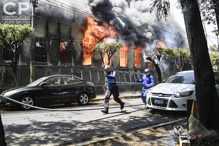 Un voraz incendio destruyó el centro de desarrollo Integral Sala Cuna Externa, ubicado sobre la 9a. Calle Oriente y Avenida Cuscatancingo, junto a la AlcaldÃa de San Salvador. 125 niños y no menos de 20 personas que trabajaban en la guarderÃa fueron evacuadas, sin que se registraran vÃctimas.