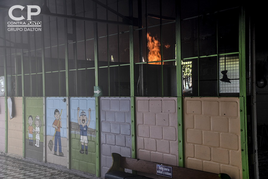 Un voraz incendio destruyó el centro de desarrollo Integral Sala Cuna Externa, ubicado sobre la 9a. Calle Oriente y Avenida Cuscatancingo, junto a la AlcaldÃa de San Salvador. 125 niños y no menos de 20 personas que trabajaban en la guarderÃa fueron evacuadas, sin que se registraran vÃctimas.