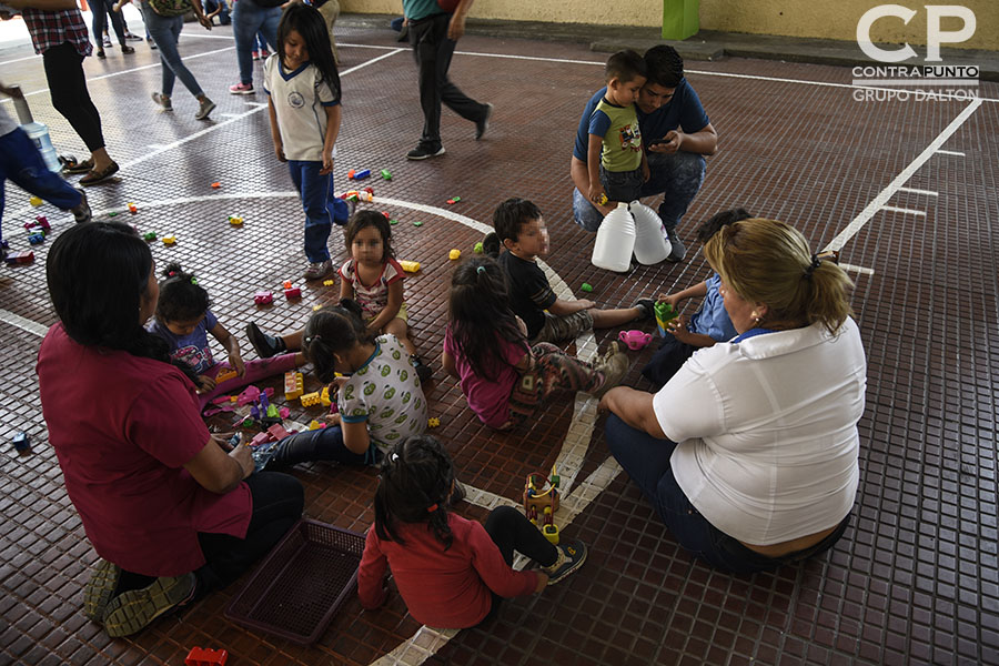 Un voraz incendio destruyó el centro de desarrollo Integral Sala Cuna Externa, ubicado sobre la 9a. Calle Oriente y Avenida Cuscatancingo, junto a la AlcaldÃa de San Salvador. 125 niños y no menos de 20 personas que trabajaban en la guarderÃa fueron evacuadas, sin que se registraran vÃctimas.